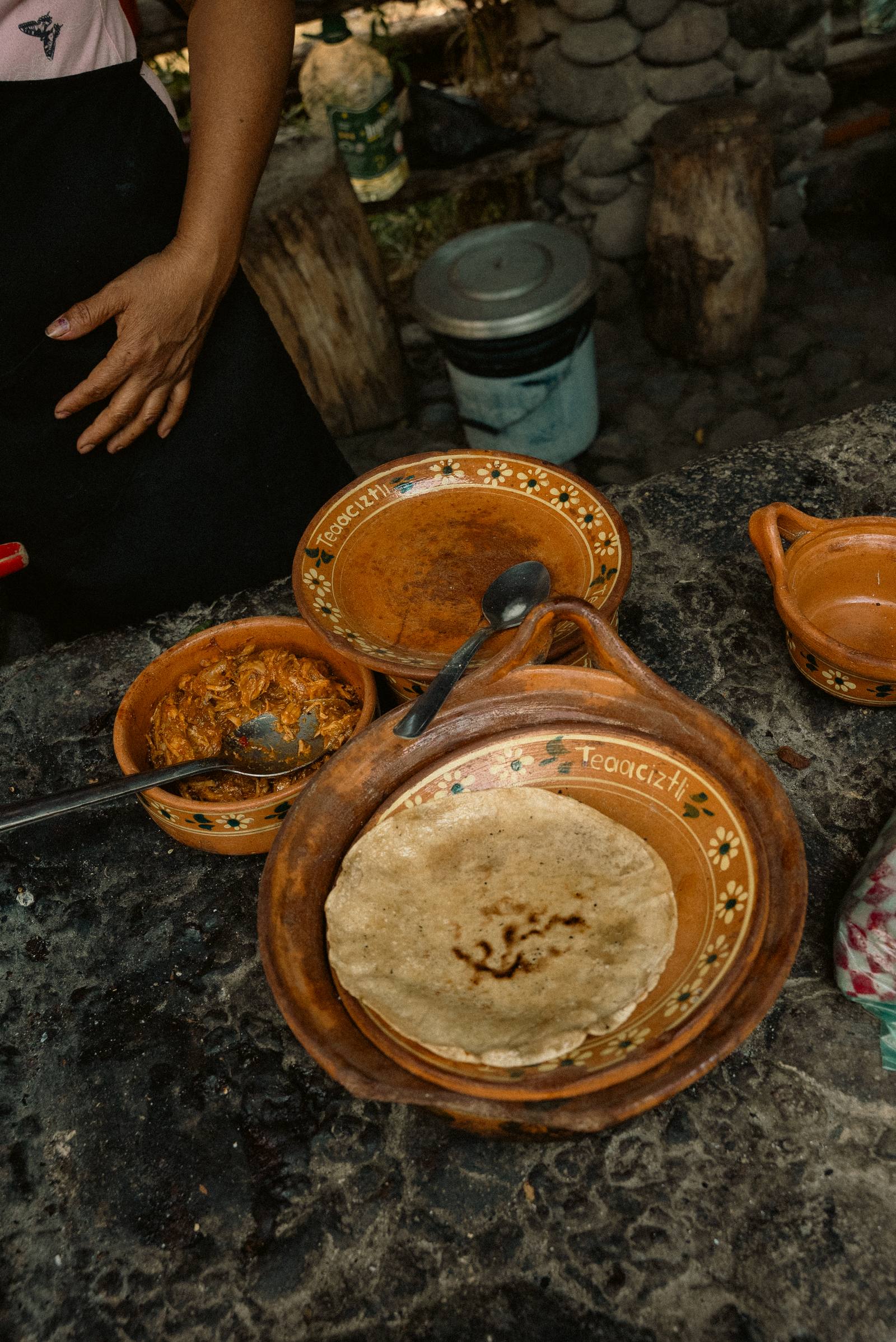 Cazuelas de barro con tinga y tortilla recién hecha