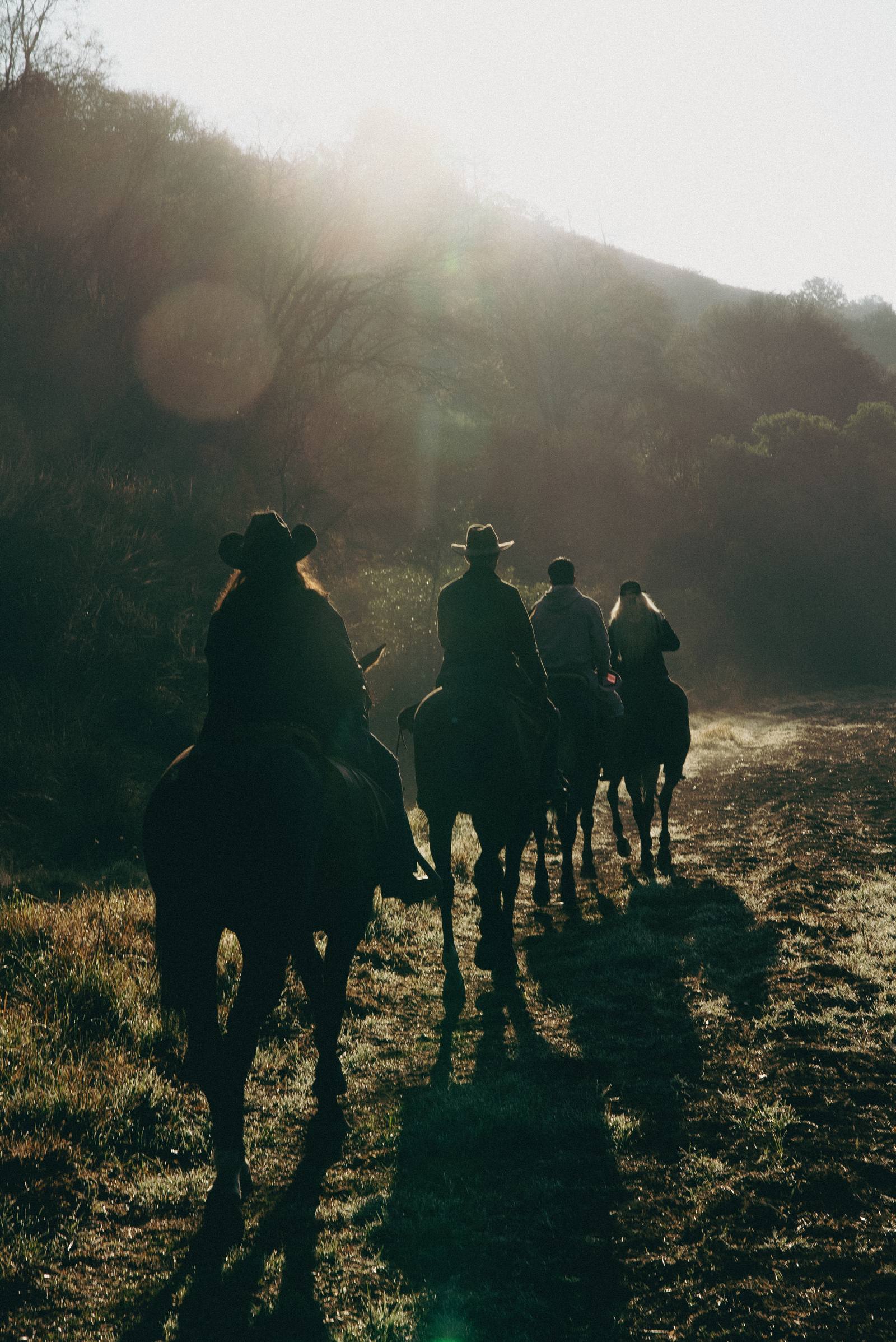 Cabalgata al atardecer por el sendero con luz dorada sobre la Sierra Nevada de Puebla