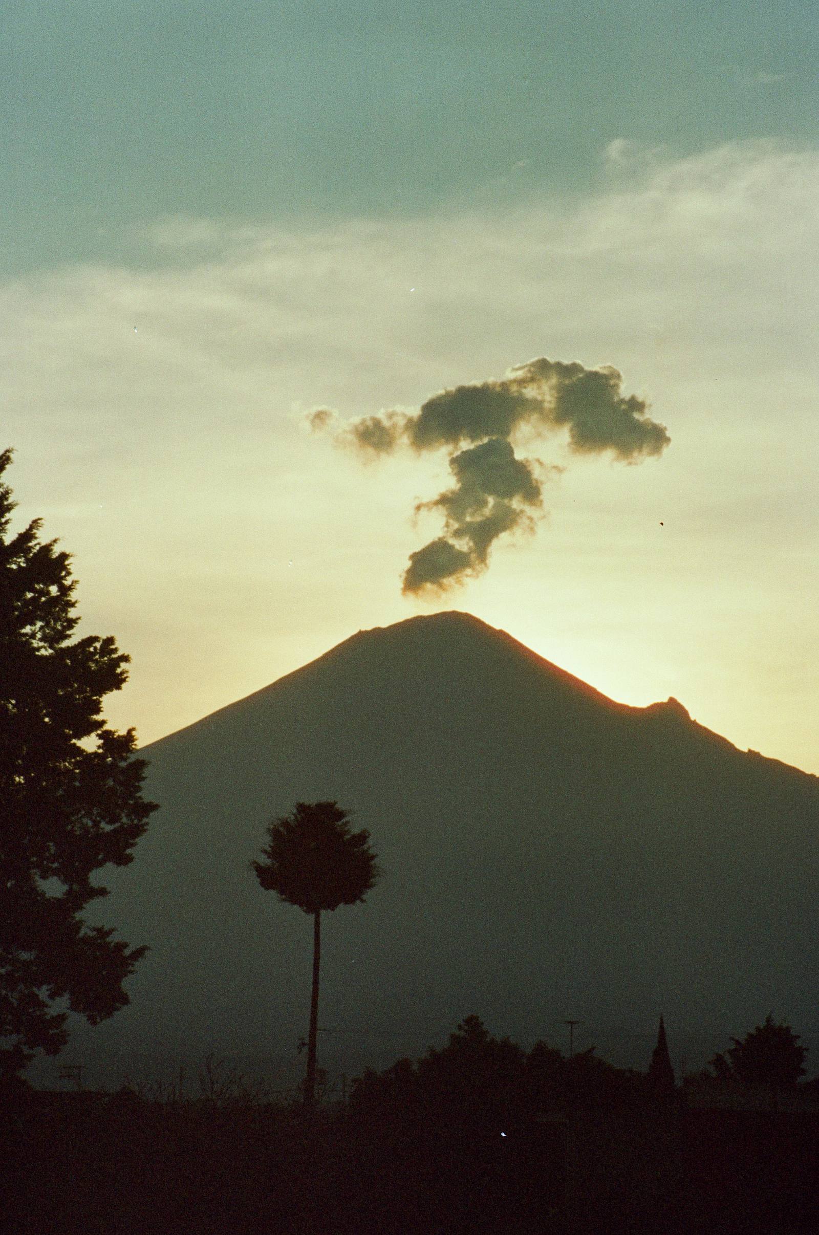 Popocatépetl al atardecer con su fumarola