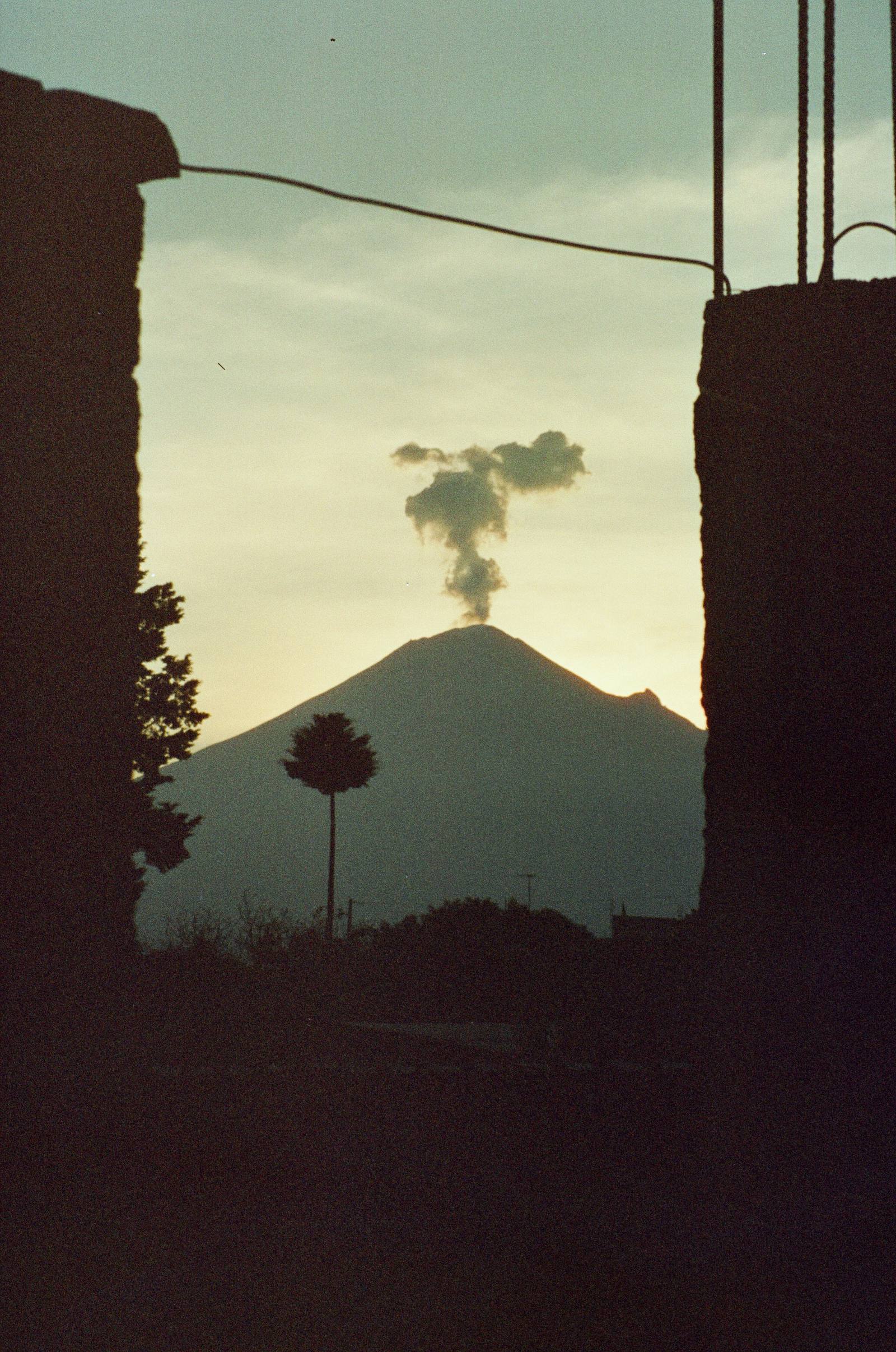 Popocatépetl visto desde una calle de Calpan